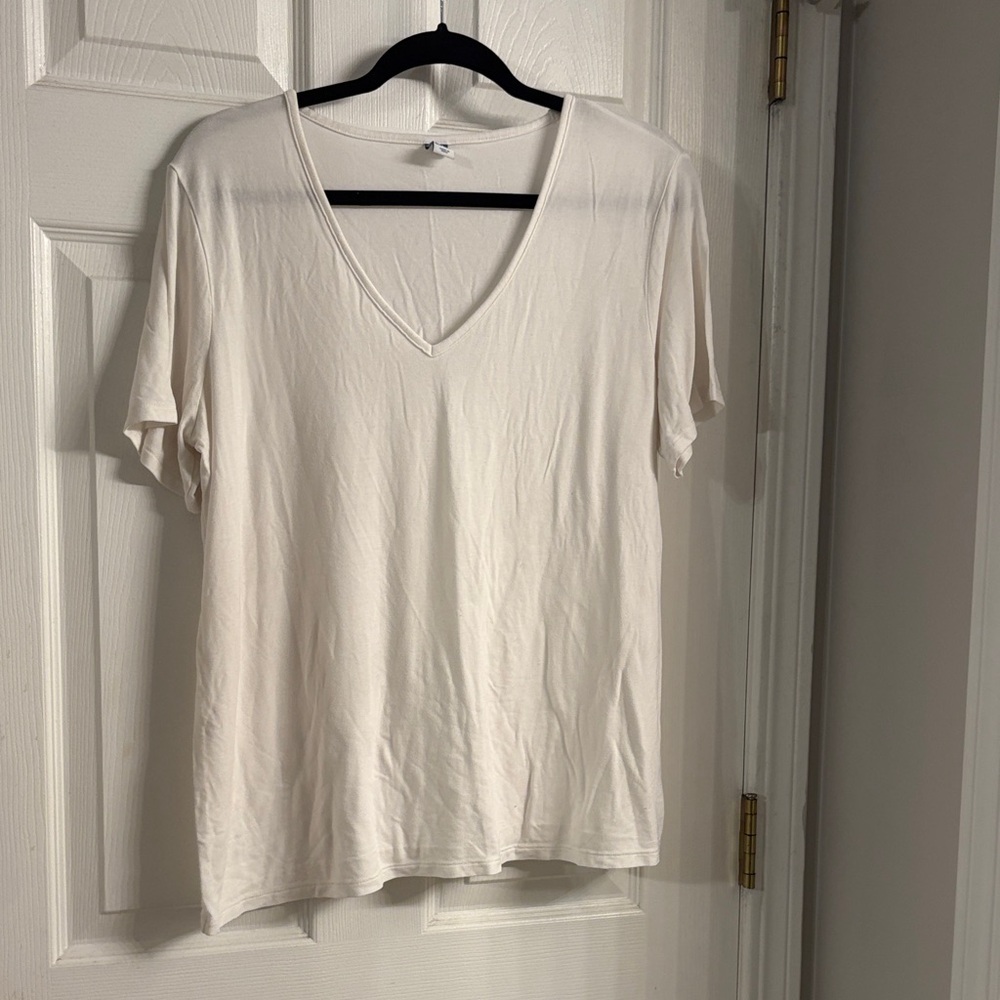 Old Navy Cream V-Neck Short Sleeve Tee